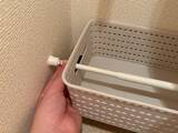 「バスケットにつっぱり棒を通すだけ！　トイレの収納スペースが増えて、掃除もラクになった」の画像1