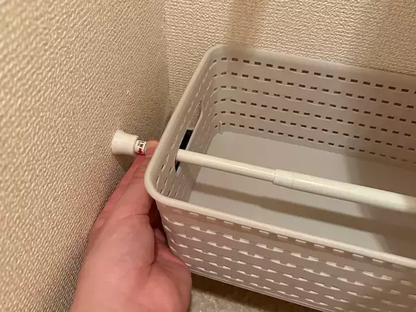 バスケットにつっぱり棒を通すだけ！　トイレの収納スペースが増えて、掃除もラクになった