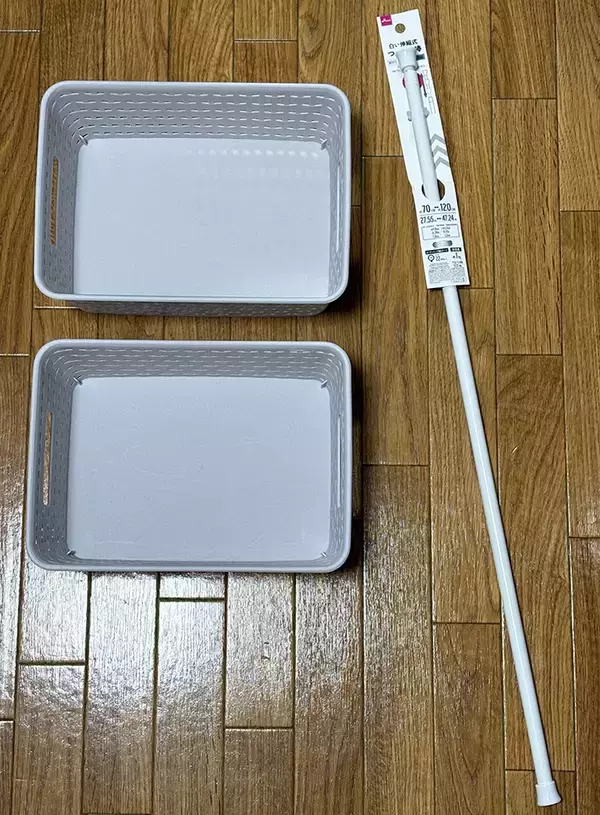 「バスケットにつっぱり棒を通すだけ！　トイレの収納スペースが増えて、掃除もラクになった」の画像