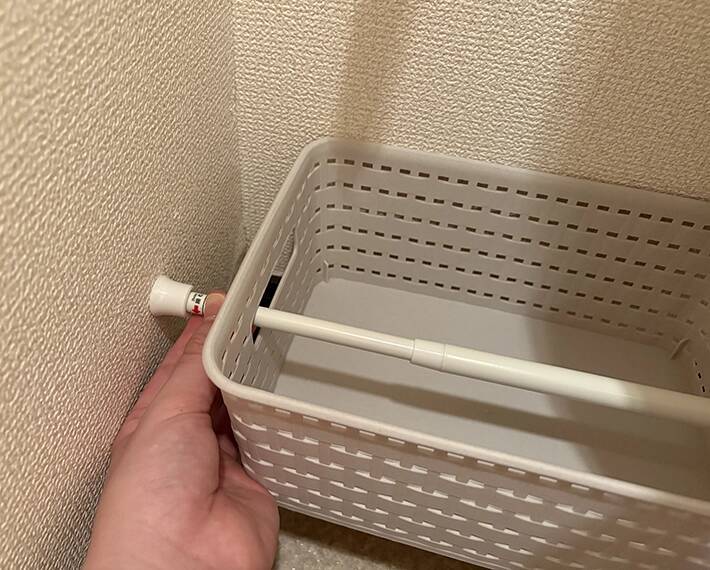 バスケットにつっぱり棒を通すだけ！　トイレの収納スペースが増えて、掃除もラクになった