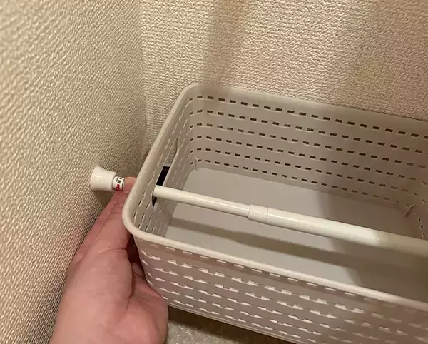 「バスケットにつっぱり棒を通すだけ！　トイレの収納スペースが増えて、掃除もラクになった」の画像