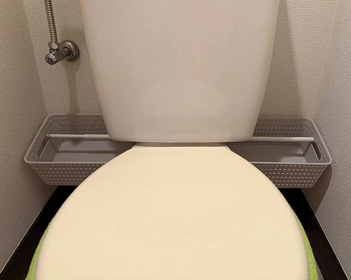 バスケットにつっぱり棒を通すだけ！　トイレの収納スペースが増えて、掃除もラクになった