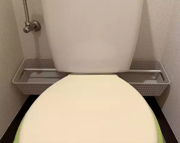 「バスケットにつっぱり棒を通すだけ！　トイレの収納スペースが増えて、掃除もラクになった」の画像