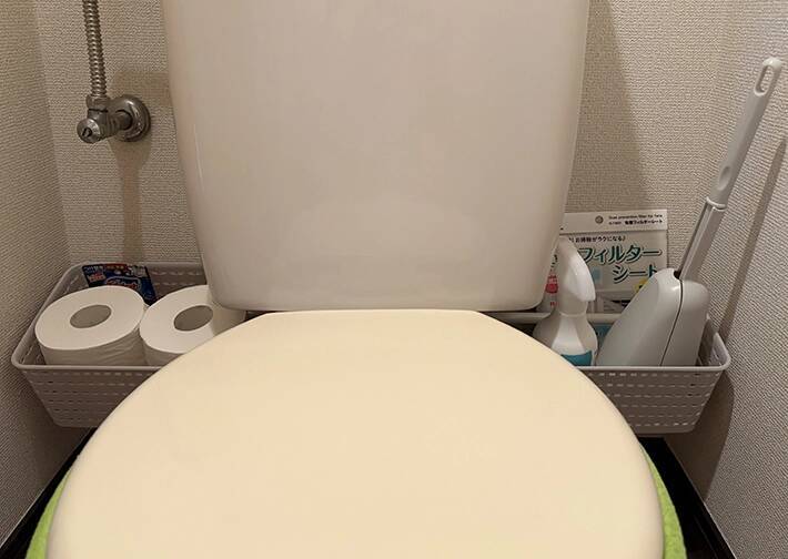 バスケットにつっぱり棒を通すだけ！　トイレの収納スペースが増えて、掃除もラクになった