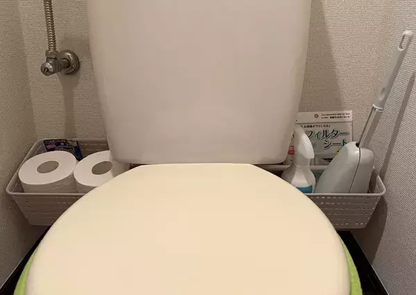 「バスケットにつっぱり棒を通すだけ！　トイレの収納スペースが増えて、掃除もラクになった」の画像