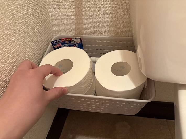 バスケットにつっぱり棒を通すだけ！　トイレの収納スペースが増えて、掃除もラクになった