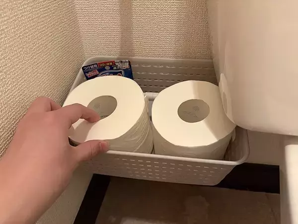 「バスケットにつっぱり棒を通すだけ！　トイレの収納スペースが増えて、掃除もラクになった」の画像