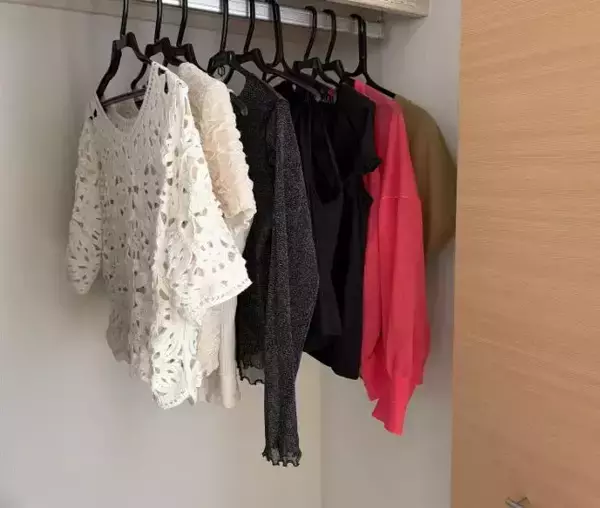 「服が入りきらないクローゼット　100均で買った『あるもの』を垂らした結果が、こちら」の画像