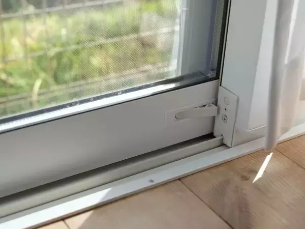 チラシを差し込むだけ？　サッシ掃除の裏技に「すぐやる」「目からウロコ」【窓サッシ掃除術4選】