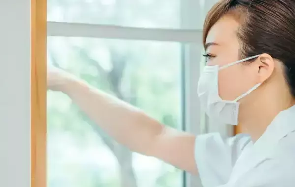 「チラシを差し込むだけ？　サッシ掃除の裏技に「すぐやる」「目からウロコ」【窓サッシ掃除術4選】」の画像