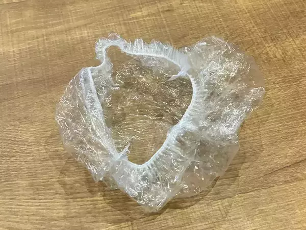 「100均のシャワーキャップ、頭に被る以外の使い道に「これは盲点だった…！」」の画像