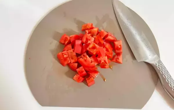 「【簡単レシピ】トマト×塩昆布で作る『こくうまうどん』に夫もペロリ！」の画像