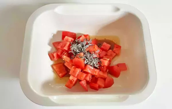 「【簡単レシピ】トマト×塩昆布で作る『こくうまうどん』に夫もペロリ！」の画像