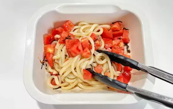 「【簡単レシピ】トマト×塩昆布で作る『こくうまうどん』に夫もペロリ！」の画像