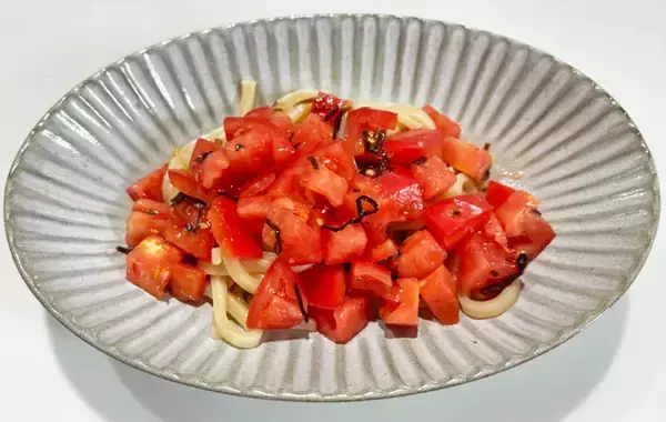 「【簡単レシピ】トマト×塩昆布で作る『こくうまうどん』に夫もペロリ！」の画像