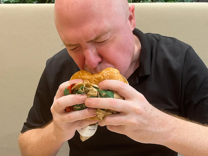 アメリカ人はなぜハンバーガーを回す？　実は「一番おいしい一口」を食べるためだった
