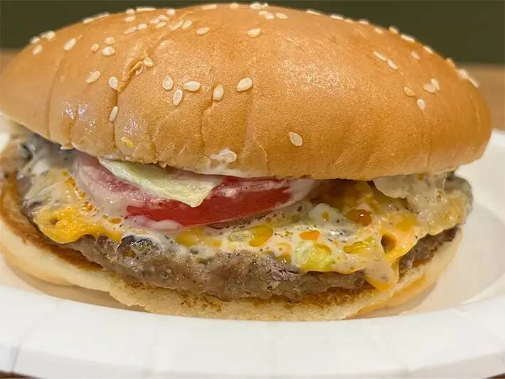 「なんで回すの？」アメリカ人が教える、ハンバーガーをおいしく食べるコツ！