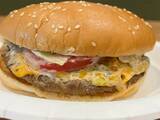 「「なんで回すの？」アメリカ人が教える、ハンバーガーをおいしく食べるコツ！」の画像2