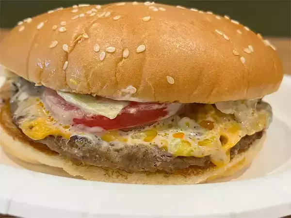 「「なんで回すの？」アメリカ人が教える、ハンバーガーをおいしく食べるコツ！」の画像