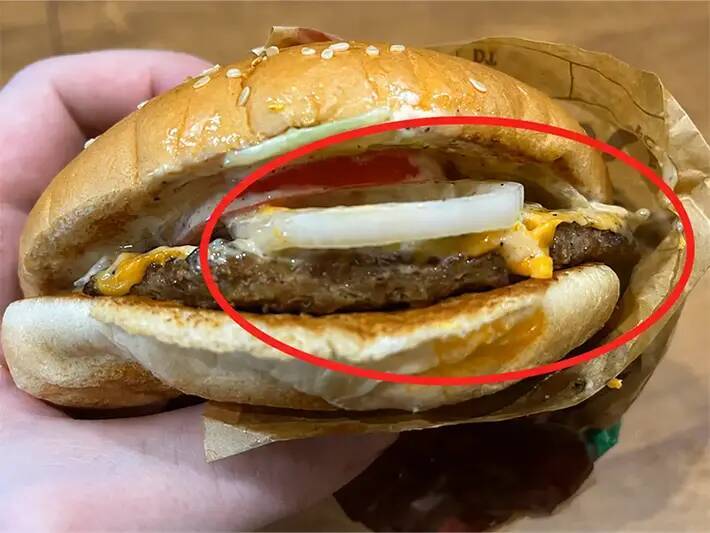 「なんで回すの？」アメリカ人が教える、ハンバーガーをおいしく食べるコツ！