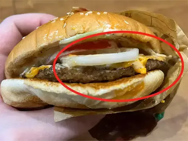 「「なんで回すの？」アメリカ人が教える、ハンバーガーをおいしく食べるコツ！」の画像