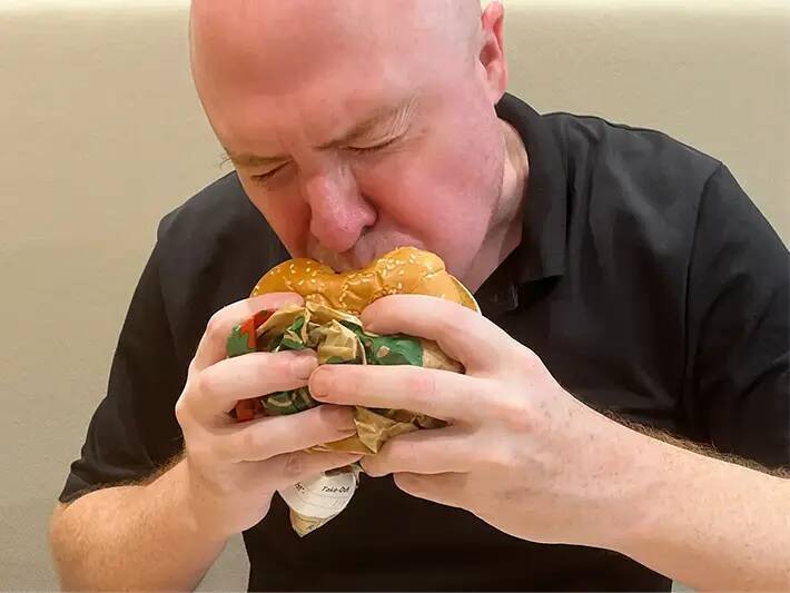「なんで回すの？」アメリカ人が教える、ハンバーガーをおいしく食べるコツ！