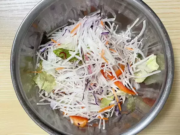 「カット野菜を混ぜて焼くだけ　包丁不要のおかずに「食べ応え抜群」「大満足」」の画像