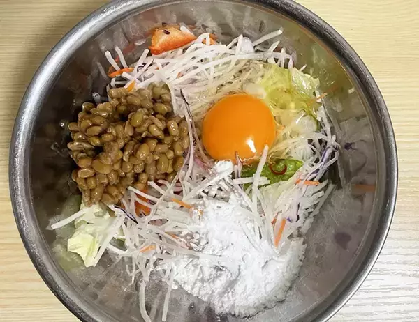 「カット野菜を混ぜて焼くだけ　包丁不要のおかずに「食べ応え抜群」「大満足」」の画像