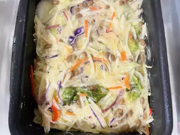 「カット野菜を混ぜて焼くだけ　包丁不要のおかずに「食べ応え抜群」「大満足」」の画像