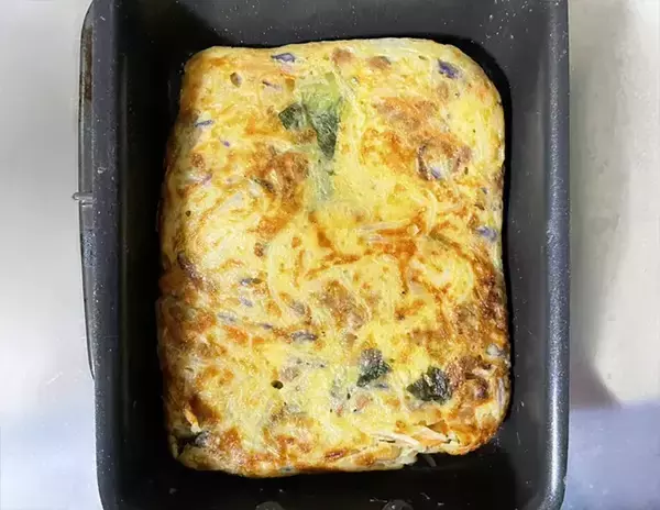 「カット野菜を混ぜて焼くだけ　包丁不要のおかずに「食べ応え抜群」「大満足」」の画像
