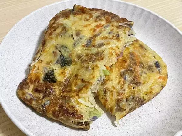 「カット野菜を混ぜて焼くだけ　包丁不要のおかずに「食べ応え抜群」「大満足」」の画像