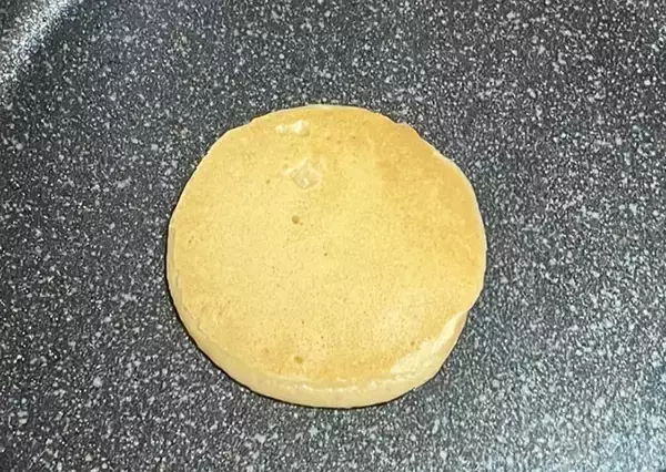 「冷蔵庫の麦茶、余ってない？　ホットケーキミックスと混ぜて焼いてみたら…」の画像