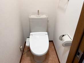 『ブックエンド』を設置したら優勝！　トイレ収納が快適になるアイディアがこちら【収納法4選】