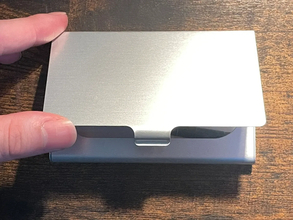 アルミ製の名刺入れに入っていたのは？　旅行時にも活躍する便利なパレットの作り方