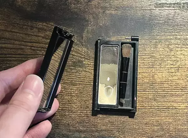 「アルミ製の名刺入れに入っていたのは？　旅行時にも活躍する便利なパレットの作り方」の画像