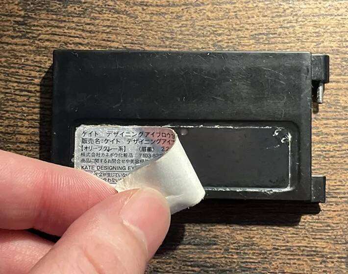 アルミ製の名刺入れに入っていたのは？　旅行時にも活躍する便利なパレットの作り方