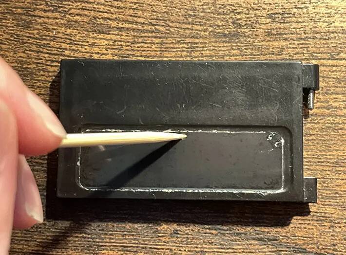 アルミ製の名刺入れに入っていたのは？　旅行時にも活躍する便利なパレットの作り方