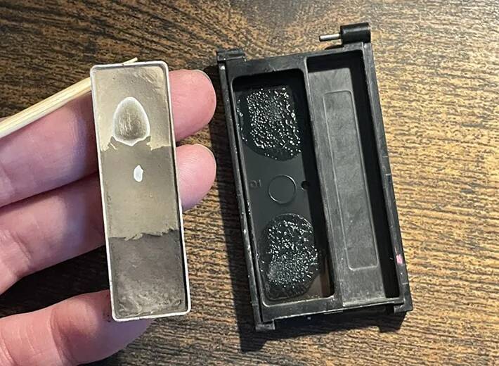 アルミ製の名刺入れに入っていたのは？　旅行時にも活躍する便利なパレットの作り方