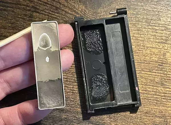 「アルミ製の名刺入れに入っていたのは？　旅行時にも活躍する便利なパレットの作り方」の画像