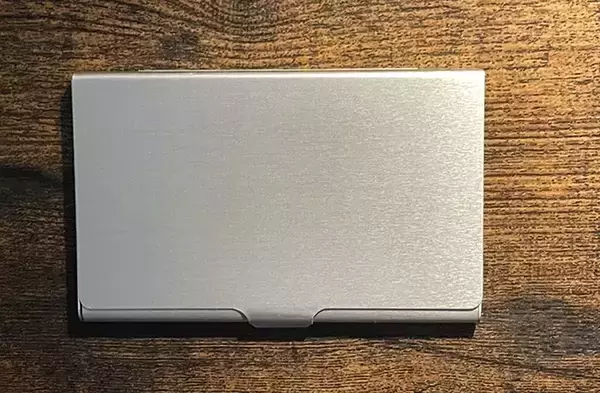 「アルミ製の名刺入れに入っていたのは？　旅行時にも活躍する便利なパレットの作り方」の画像