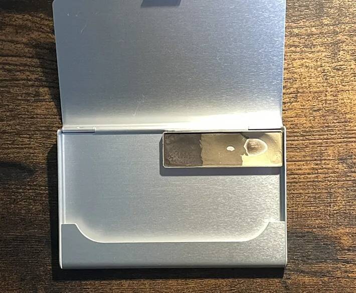 アルミ製の名刺入れに入っていたのは？　旅行時にも活躍する便利なパレットの作り方