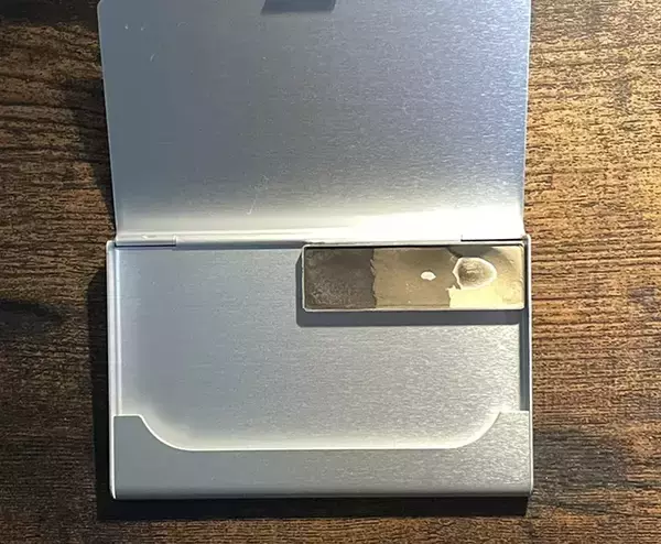 「アルミ製の名刺入れに入っていたのは？　旅行時にも活躍する便利なパレットの作り方」の画像