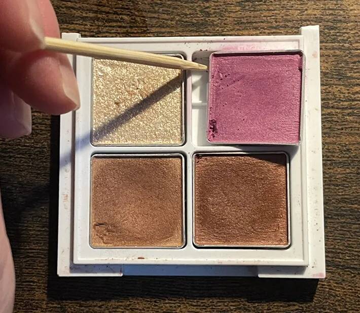 アルミ製の名刺入れに入っていたのは？　旅行時にも活躍する便利なパレットの作り方