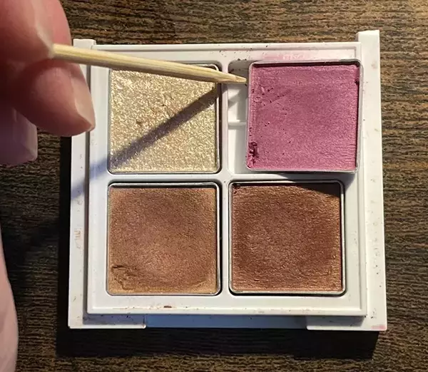 「アルミ製の名刺入れに入っていたのは？　旅行時にも活躍する便利なパレットの作り方」の画像