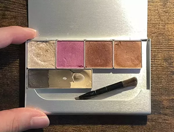 「アルミ製の名刺入れに入っていたのは？　旅行時にも活躍する便利なパレットの作り方」の画像