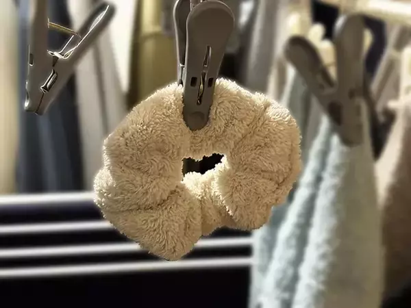 「100均で買った『シュシュ』　髪を束ねるのではなく…？「いろんな場面で役立つ」」の画像