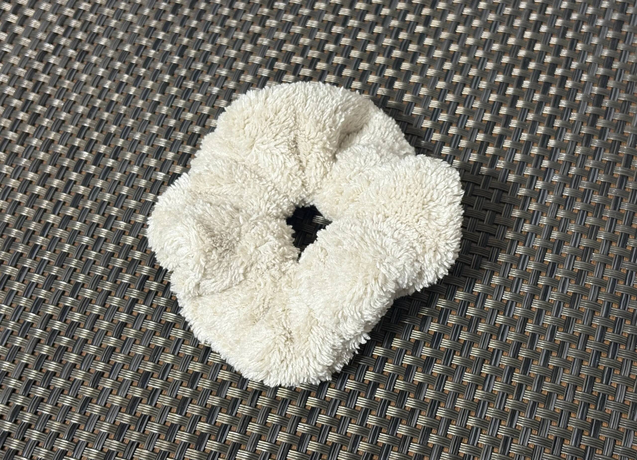 100均で買った『シュシュ』　髪を束ねるのではなく…？「いろんな場面で役立つ」