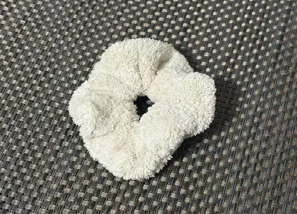 「100均で買った『シュシュ』　髪を束ねるのではなく…？「いろんな場面で役立つ」」の画像