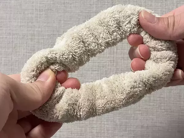 「100均で買った『シュシュ』　髪を束ねるのではなく…？「いろんな場面で役立つ」」の画像