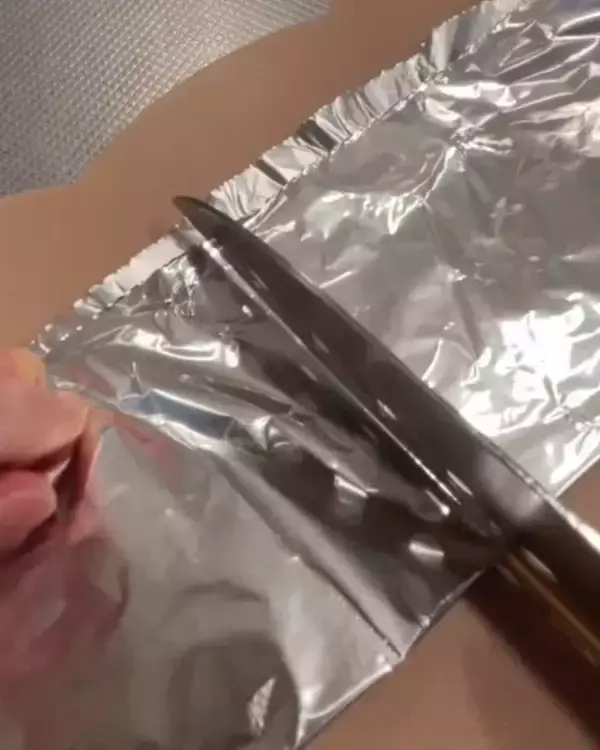 「靴の中にアルミホイルを入れると…　意外な効果に「そうだったのか」「すごい」」の画像